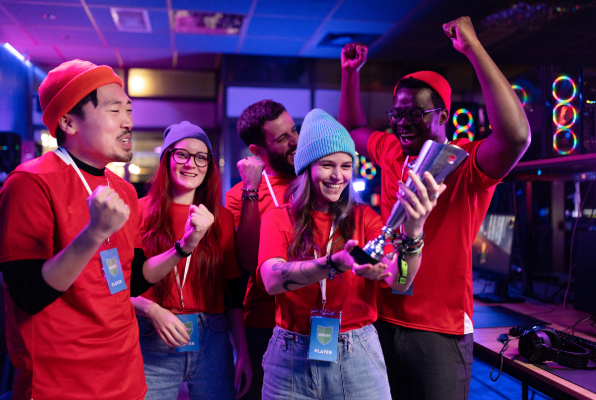 Tim esports profesional sedang merayakan kemenangan dalam turnamen kompetitif