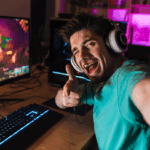Seorang gamer tersenyum di depan PC gaming rakitan sendiri, merepresentasikan keberhasilan Membangun PC Murah.