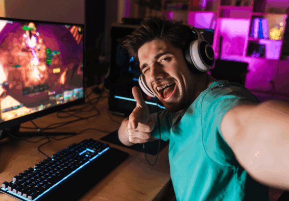 Seorang gamer tersenyum di depan PC gaming rakitan sendiri, merepresentasikan keberhasilan Membangun PC Murah.