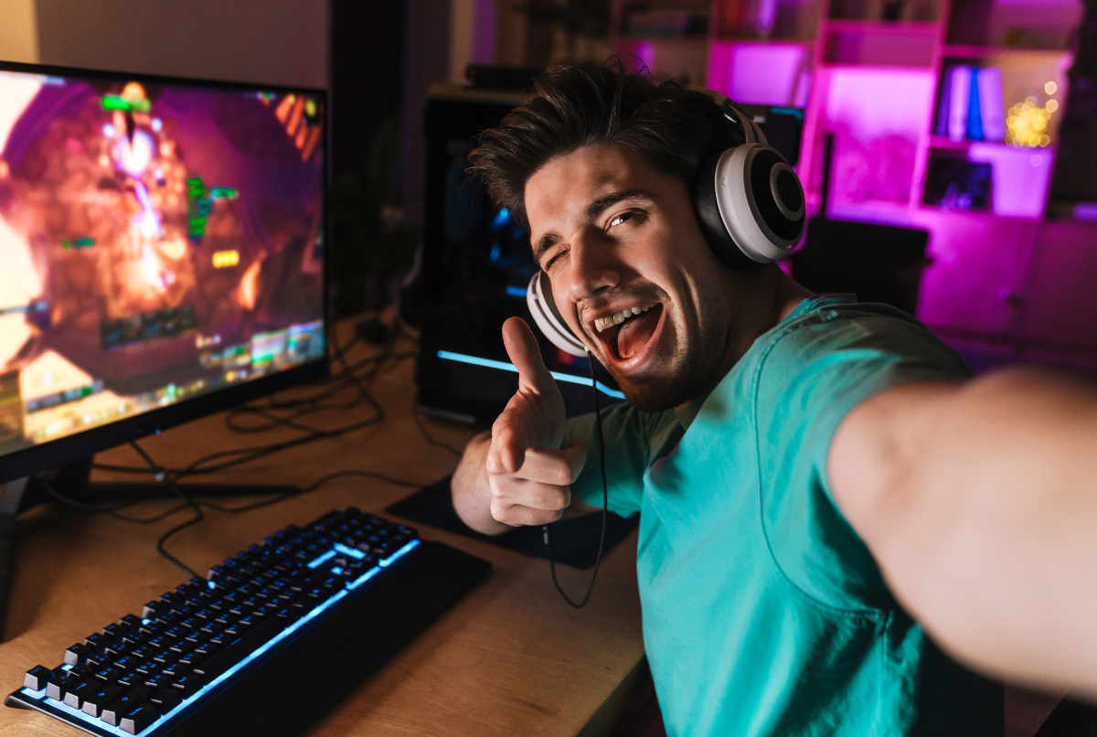 Seorang gamer tersenyum di depan PC gaming rakitan sendiri, merepresentasikan keberhasilan Membangun PC Murah.