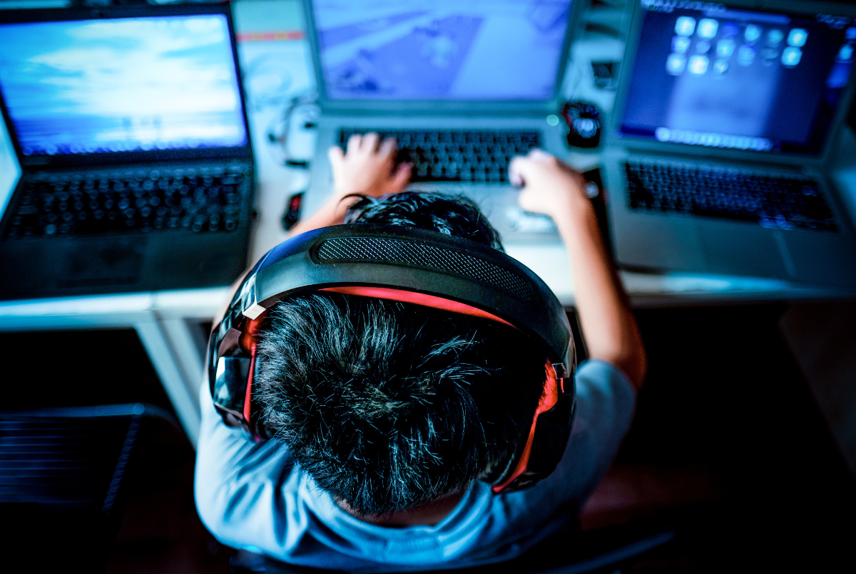 Tangan operator memutar knob di audio mixer profesional