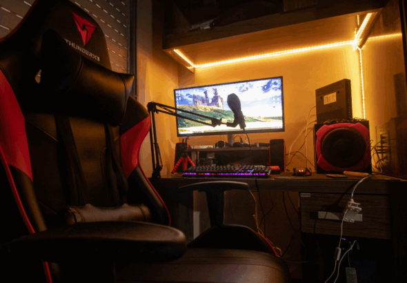 “Ruang kerja gamer profesional dengan PC high-end dan layar besar, ilustrasi pertumbuhan industri game.”