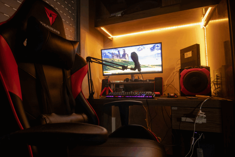 “Ruang kerja gamer profesional dengan PC high-end dan layar besar, ilustrasi pertumbuhan industri game.”