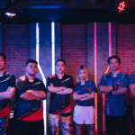 Pemain esports Indonesia sedang bertanding dalam turnamen esports nasional di atas panggung.