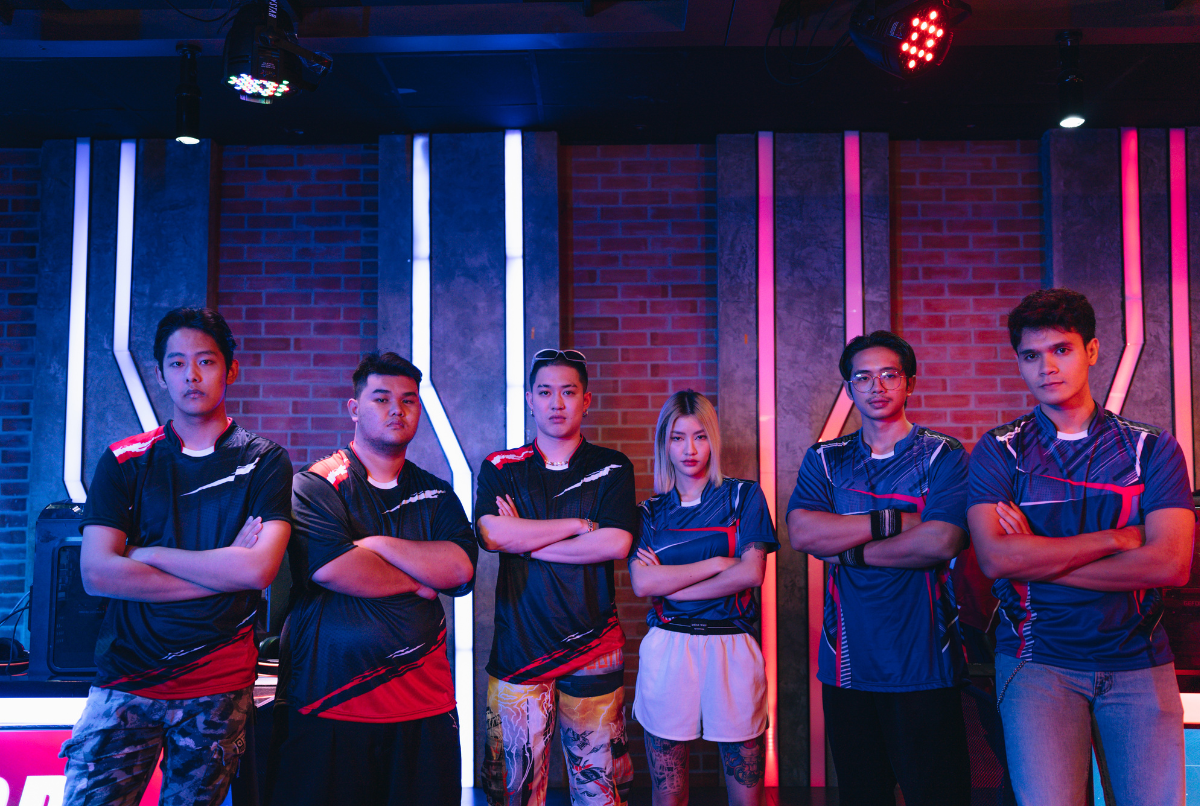 Pemain esports Indonesia sedang bertanding dalam turnamen esports nasional di atas panggung.